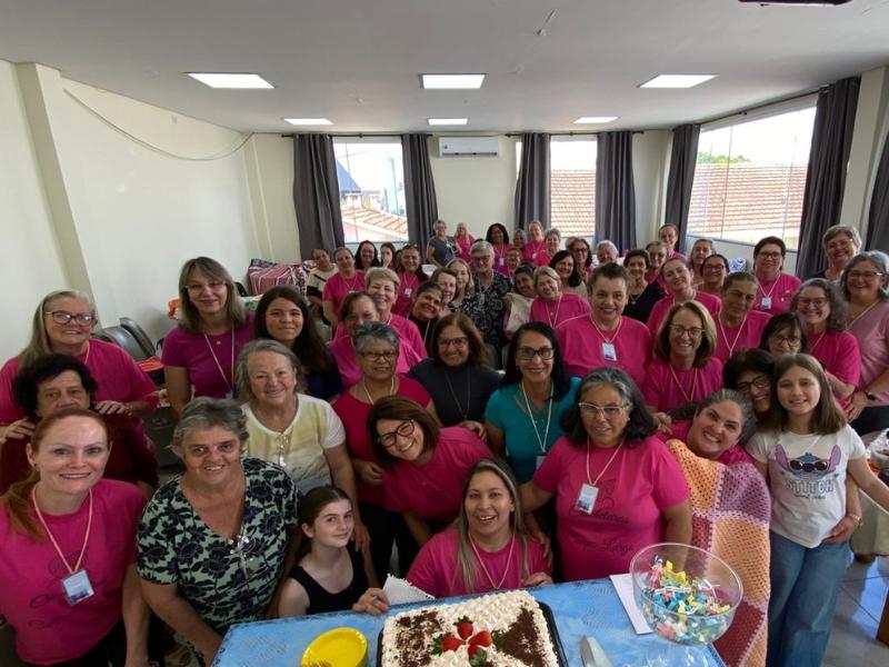 Crocheteiras de Campo Largo preparam árvore de Natal gigante para decorar a Praça Getúlio Vargas