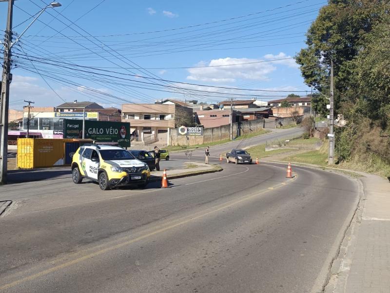 Polícia realiza operação de bloqueio e abordagem