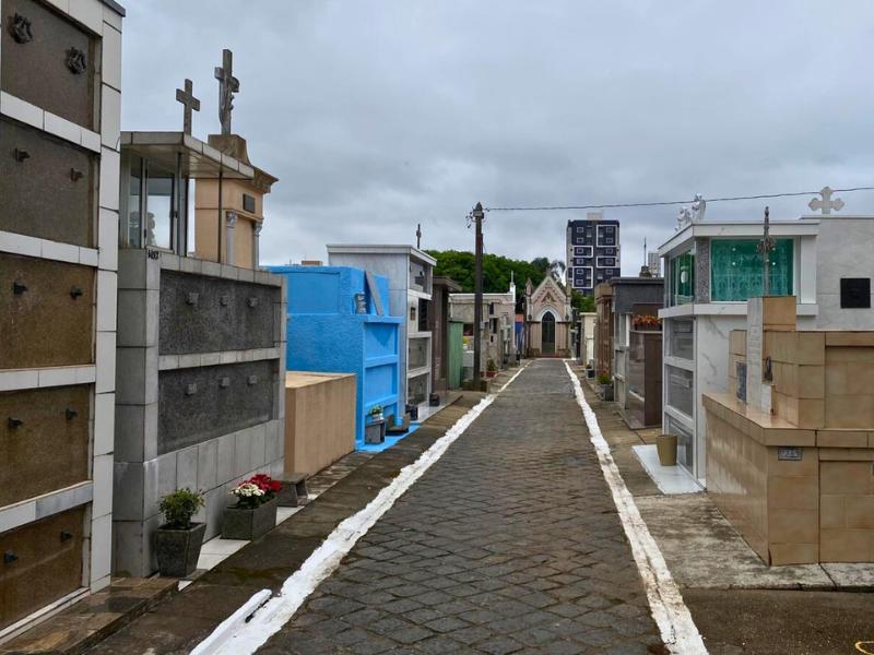 Famílias mantêm viva a tradição de cuidar dos túmulos no Cemitério Municipal