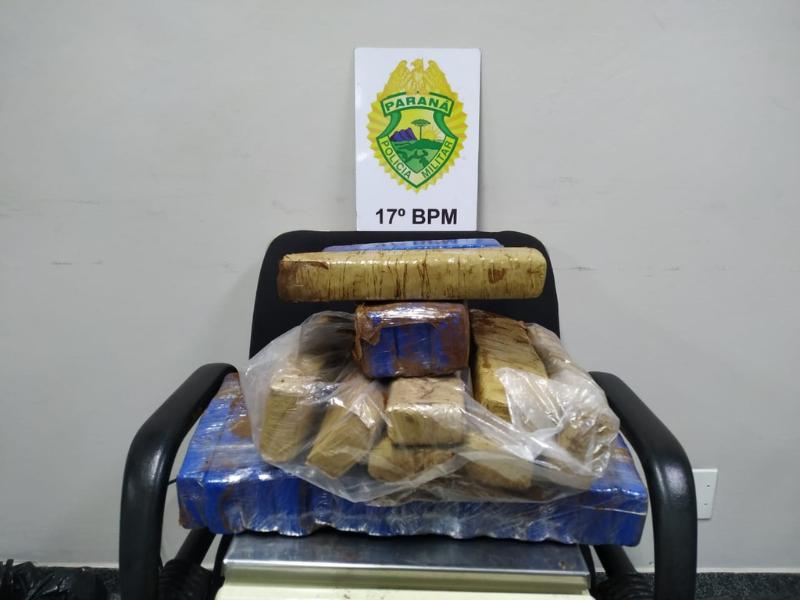 Mulher é presa pela PM com 18 kg de maconha em ônibus de viagem após denúncia anônima
