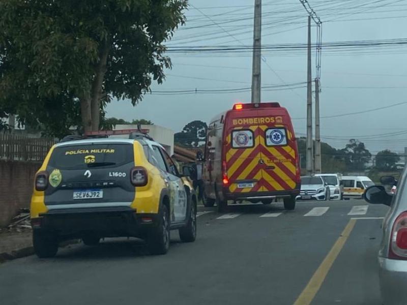 Homem fica ferido em colisão entre carro e moto em Campo Largo