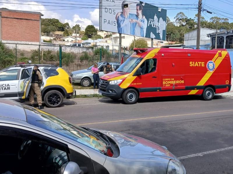 Jovem é socorrido após bicicleta sem freio colidir com veículo utilitário no Itaqui