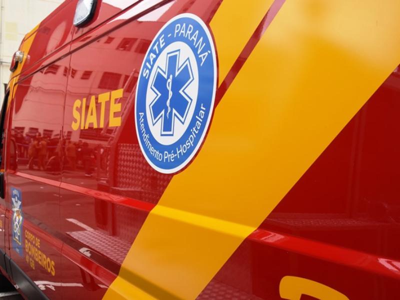 Homens são socorridos pela equipe do SIATE de Campo Largo após queda de altura