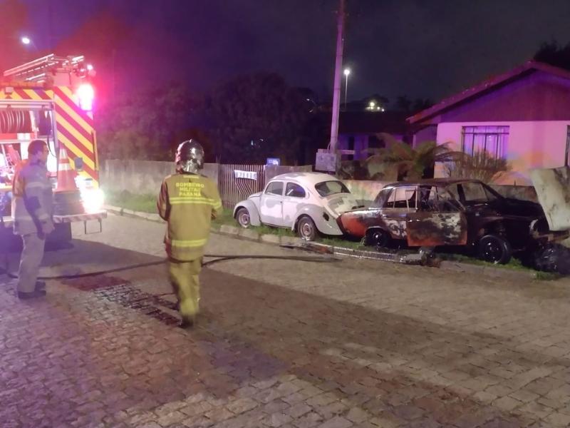 Criminoso incendeia veículo antigo em frente a residência na Vila Operária