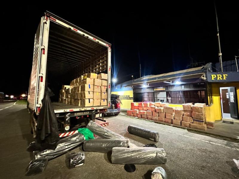 PRF apreende quase cinco toneladas e meia de maconha em Balsa Nova (PR)
