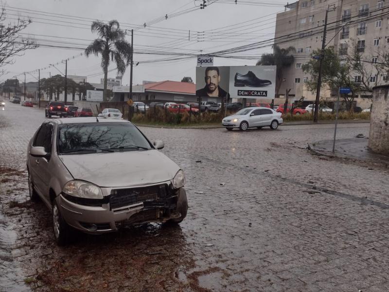 Jovem motociclista fica ferido após colisão com carro em Campo Largo