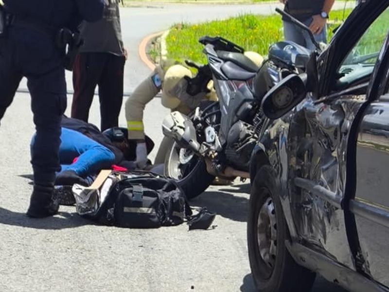 Acidente entre carro e motocicleta deixa um ferido no bairro Bom Jesus