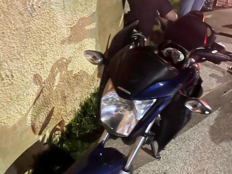 Jovem motociclista fica gravemente ferido em colisão com caminhonete que fugiu do local