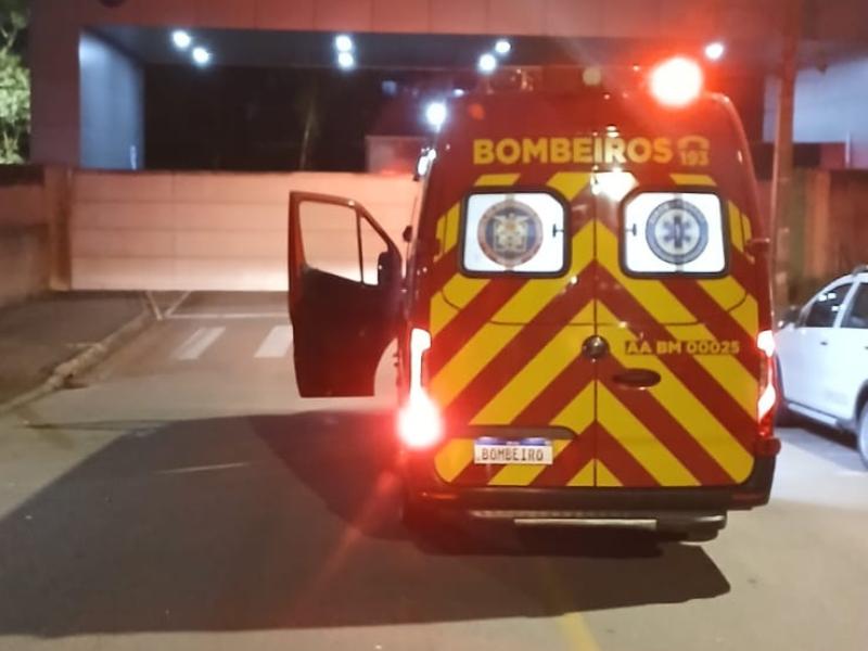 Ciclista sem freio colide contra portão de ambulatório e sofre ferimentos na cabeça