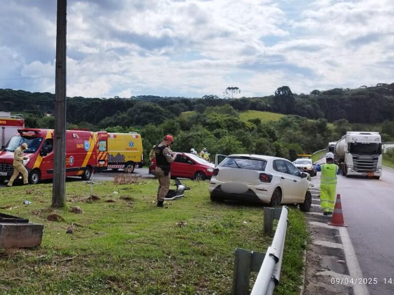 Colisão envolvendo dois automóveis no Trevo da Morte, no bairro Botiatuva, deixa três feridos