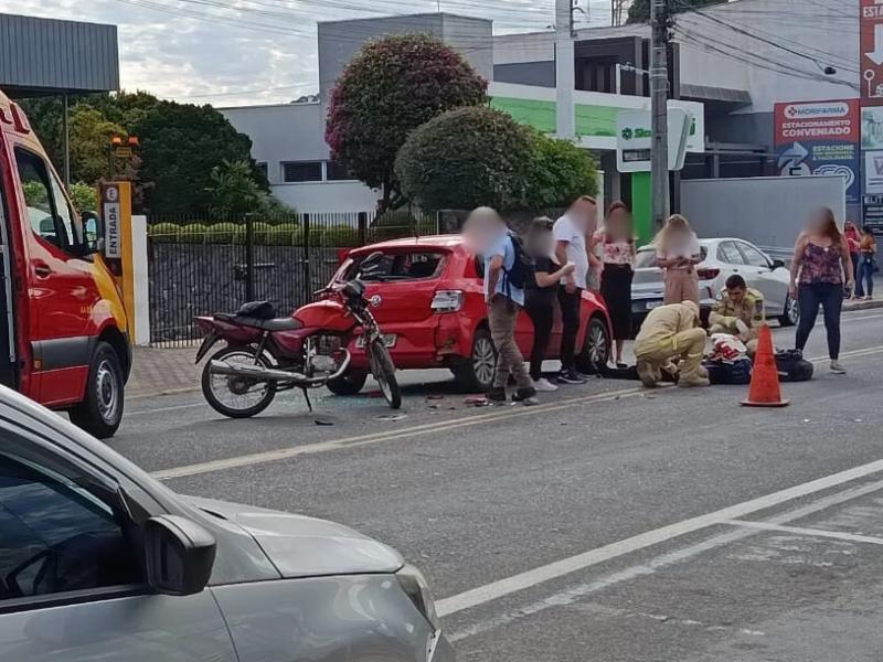 Motociclista fica ferido em acidente no Centro de Campo Largo é socorrido pela equipe do SIATE 