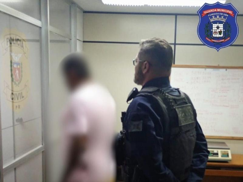 Homem é preso após danificar lixeiras na Praça Getúlio Vargas