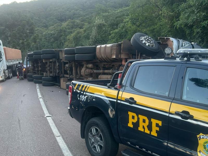 Condutor sofre ferimentos leves após tombamento de carreta na BR-277, em São Luiz do Purunã