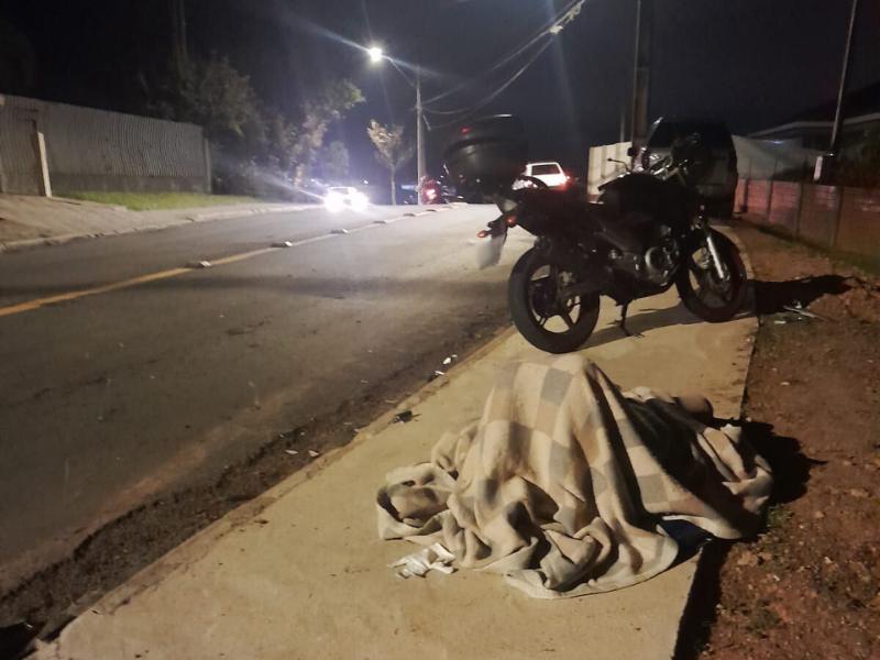 Motorista foge após causar grave acidente e deixa motociclista ferido em Campo Largo 