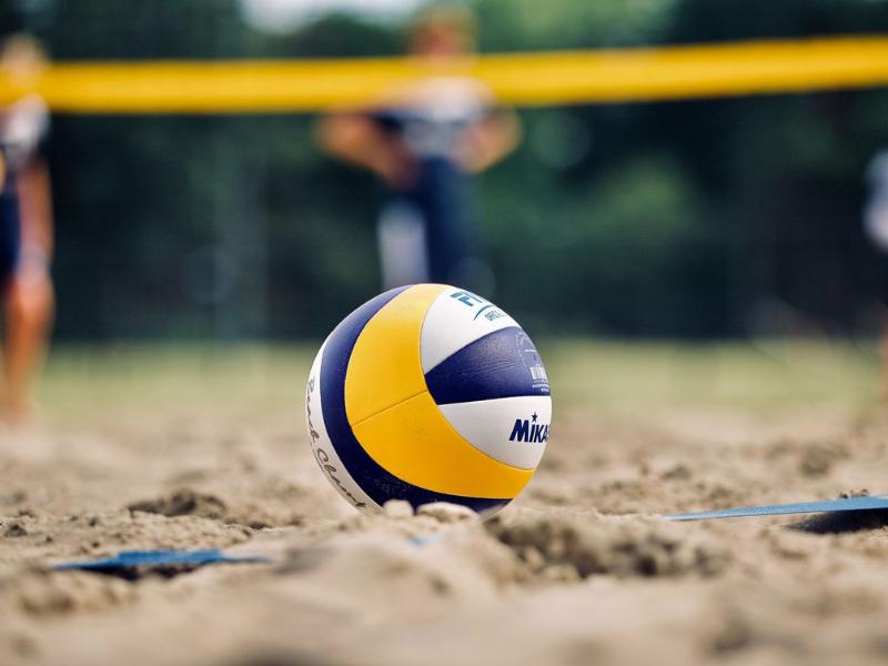 Inscrições abertas para campeonatos de vôlei de praia e tênis de campo em dezembro