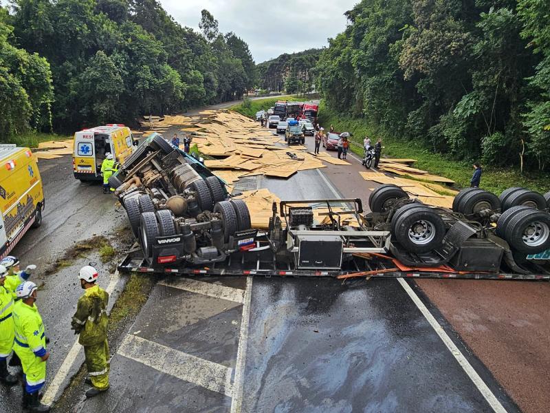Caminhoneiro é socorrido após tombamento de carreta na descida da Serra de São Luiz do Purunã 