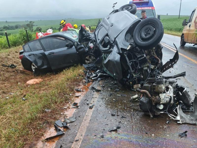 Quatro pessoas morrem após batida frontal entre carros no Paraná, em Bela Vista do Paraíso 