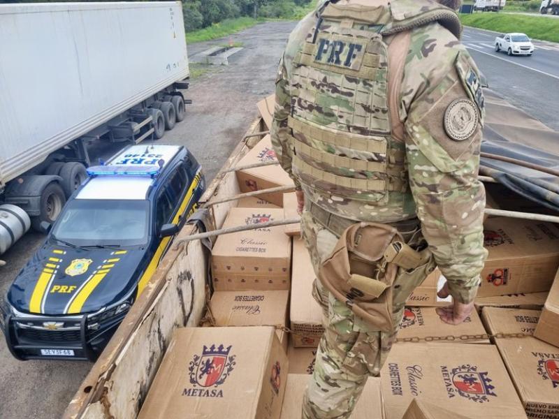 PRF apreende meio milhão de maços de cigarros e maconha em Balsa Nova 