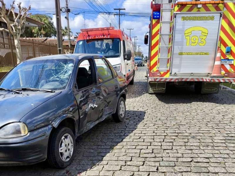 Grave acidente entre carro e moto deixa três feridos em esquina movimentada