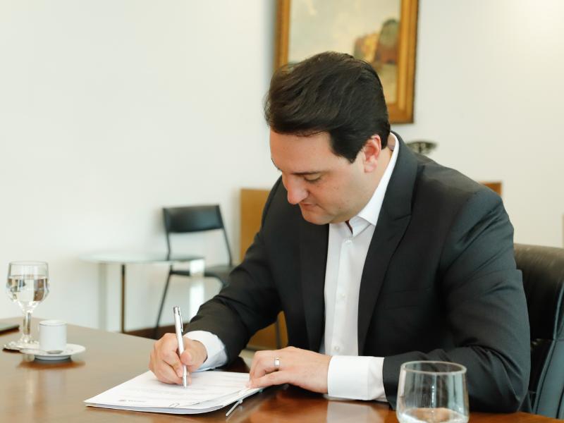 Governador assina decreto, piso regional do Paraná chega até R$ 2,2 mil e é o maior do Brasil