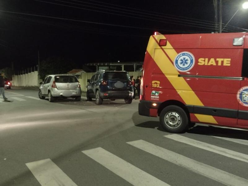 Mulher é socorrida após colisão entre dois veículos na Vila Bancária, em Campo Largo 