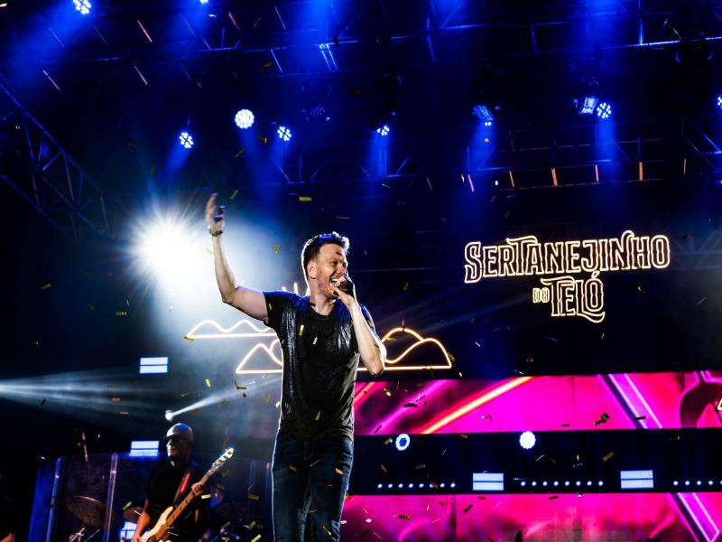 Show de Michel Teló levou 27 mil pessoas ao Parque Newton Puppi