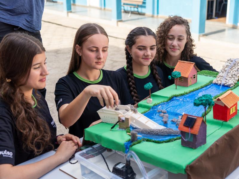 Alunas de Campo Largo levam projeto a evento nacional de empreendedorismo jovem