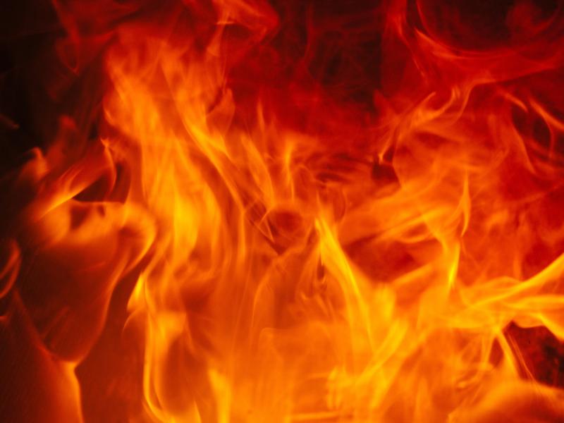 Incêndio atinge residência abandonada em Campo Largo e expõe risco para pessoas em situação de rua