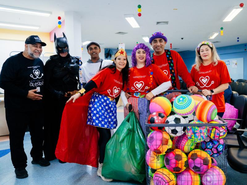 Medicando Alegria celebra o Dia das Crianças com super-heróis e presentes no Hospital Infantil Waldemar Monastier