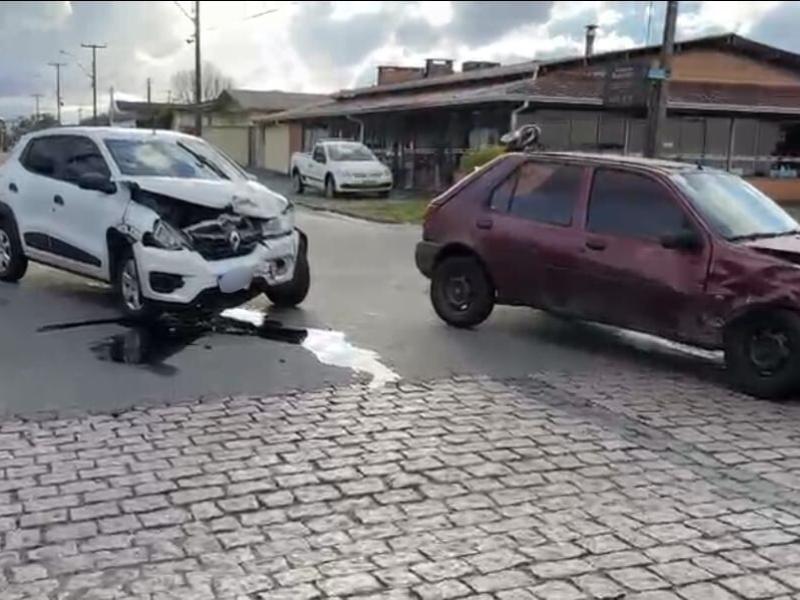 Colisão entre três veículos deixa dois feridos no bairro Ouro Verde, em Campo Largo