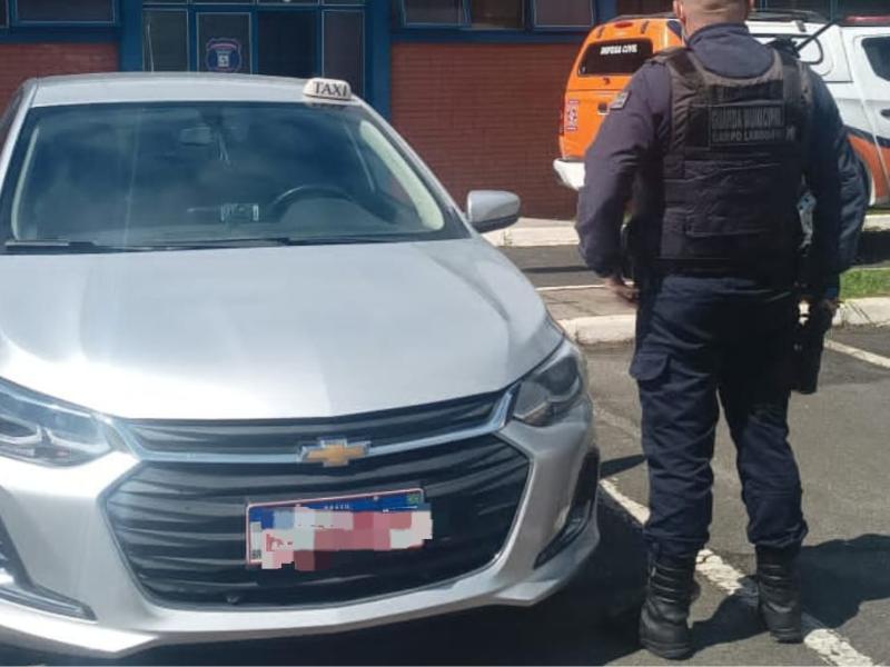Taxista é assaltado por marginais armados e a Guarda Municipal recupera o automóvel