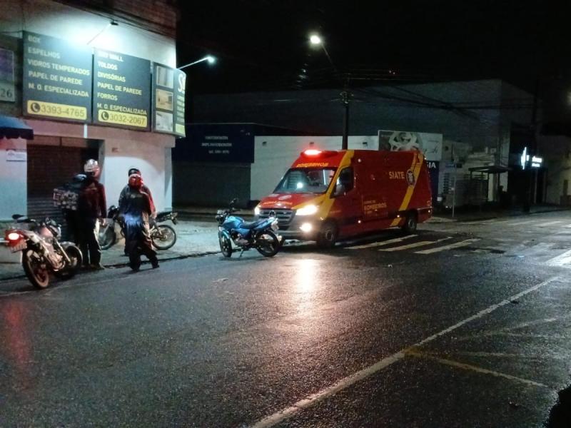 Colisão entre motos deixa dois motociclistas feridos no Centro em Campo Largo