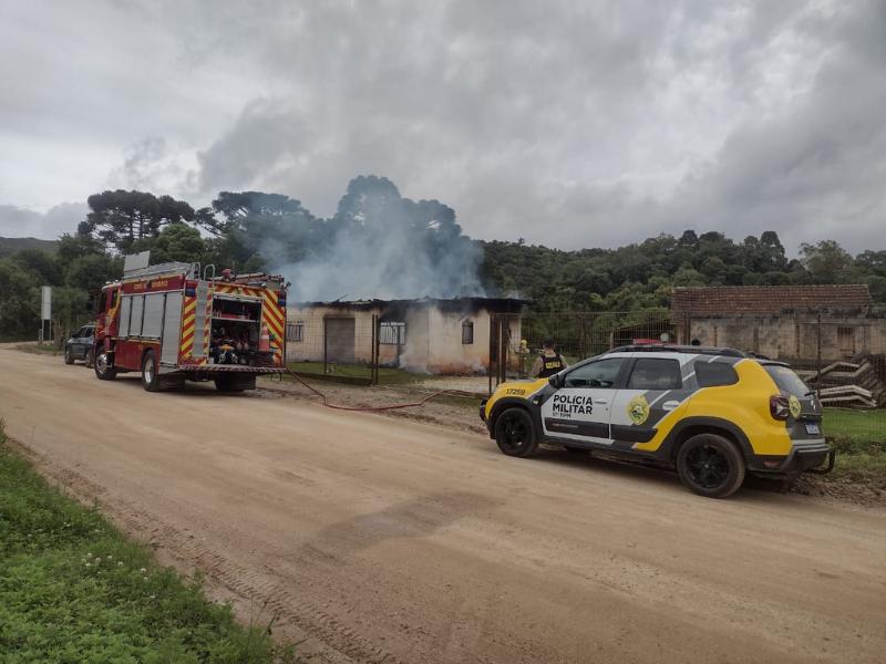 Incêndio destrói casa em Campo Largo e filho da moradora é suspeito de causar o fogo