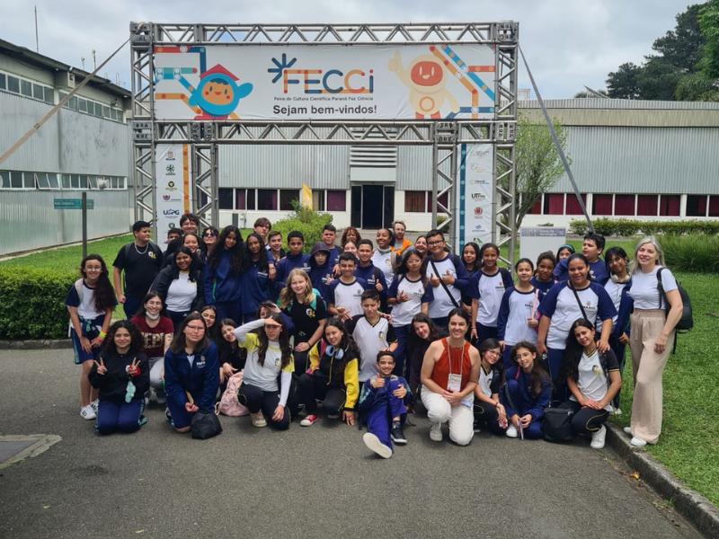 Estudantes de Campo Largo participam da Feira de Cultura Científica Paraná Faz Ciência, realizada em Curitiba