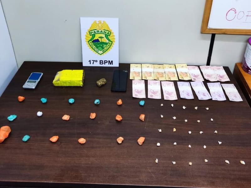 Polícia Militar apreende drogas e encaminha três suspeitos à delegacia em Campo Largo