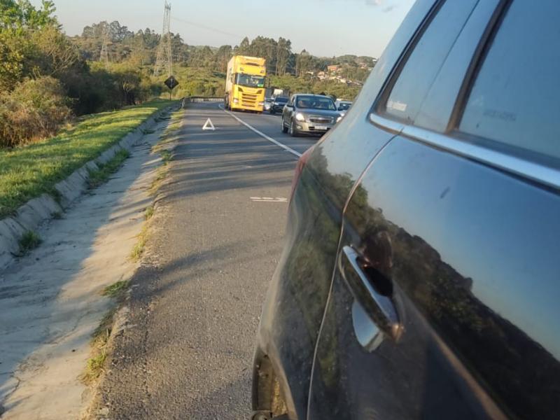 Homem fica gravemente ferido após ser prensado por veículo no acostamento da BR-277, em Campo Largo