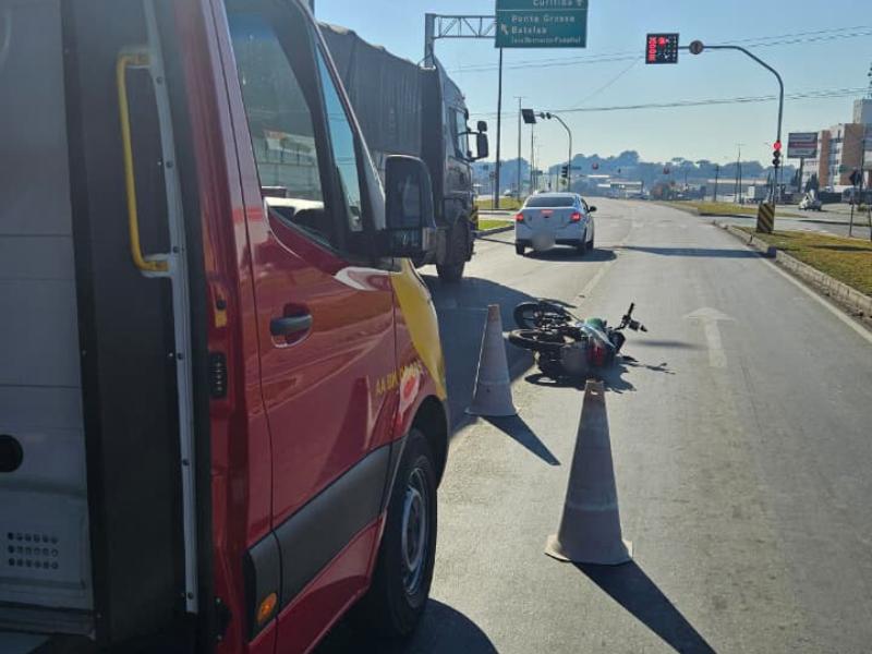 Grave atropelamento com motocicleta deixa duas pessoas feridas em Campo Largo