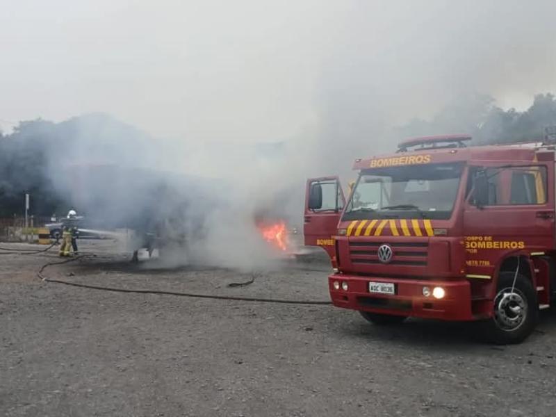 Corpo de Bombeiros combate incêndio em carreta em frente à fábrica da Itambé, em Balsa Nova 