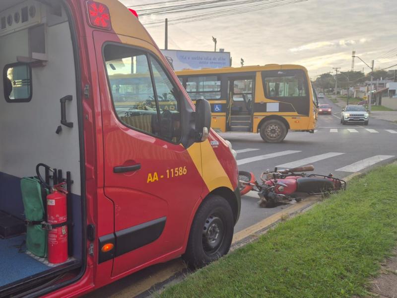 Motociclista fica ferido em colisão com ônibus escolar na Vila Bancária, em Campo Largo