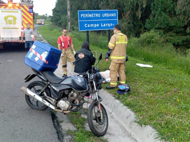 Condutora de motocicleta fica ferida após queda na BR-277, em Campo Largo