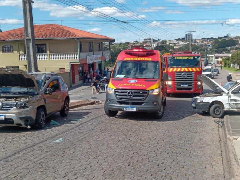 Colisão frontal deixa uma vítima fatal e uma criança ferida no bairro São Vicente
