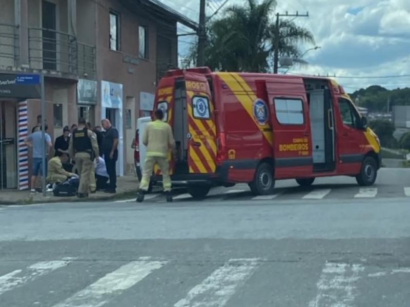 Jovem é socorrido pelos Bombeiros e Campo Largo após queda de mesmo nível em via pública 