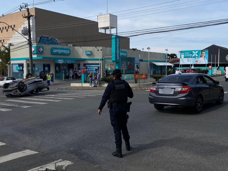 Acidente com capotamento interdita a Avenida Centenário, no Centro, durante a manhã desta terça (03)