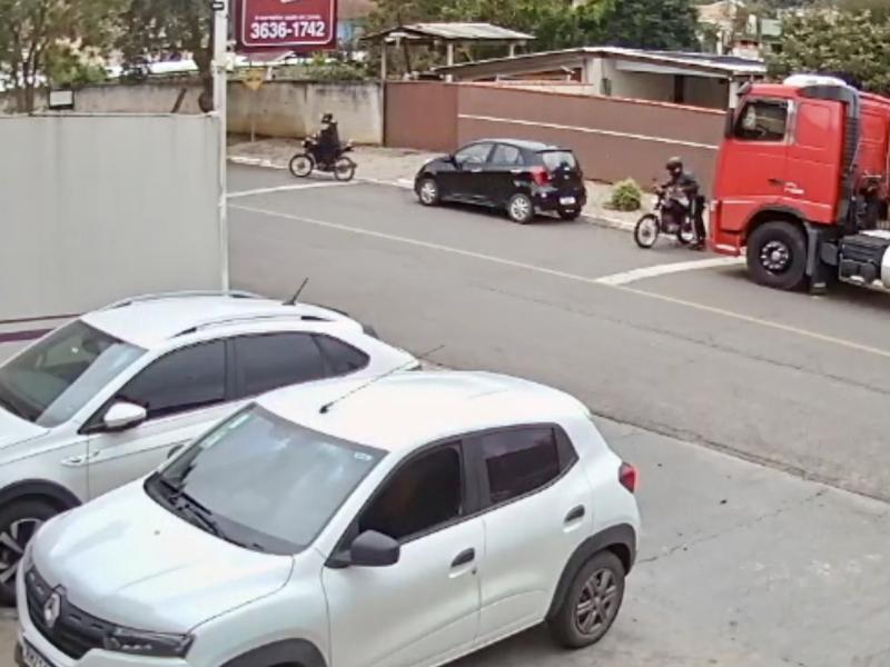 Marginais de moto furtam uma motocicleta no Centro de Balsa Nova