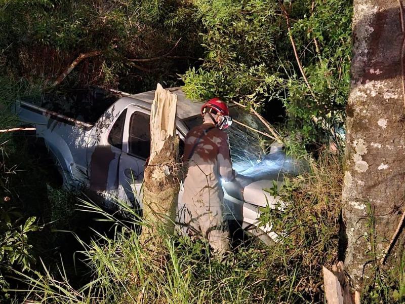 Veículo desgovernado quebra poste e cai às margens da Estrada de Bateias 
