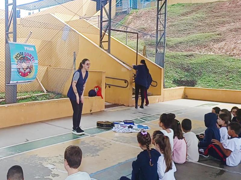 Projeto “Musiconto” leva música e histórias às crianças de Campo Largo