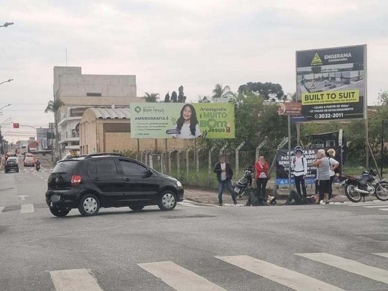Acidente entre carro e moto deixa dois feridos no Centro de Campo Largo