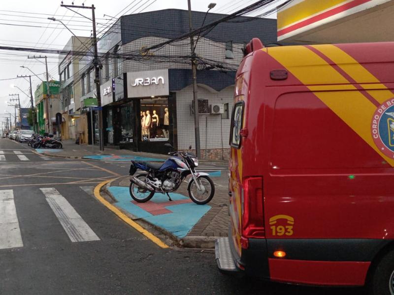Jovem motociclista fica ferido em colisão no Centro de Campo Largo e é socorrido pelos bombeiros 