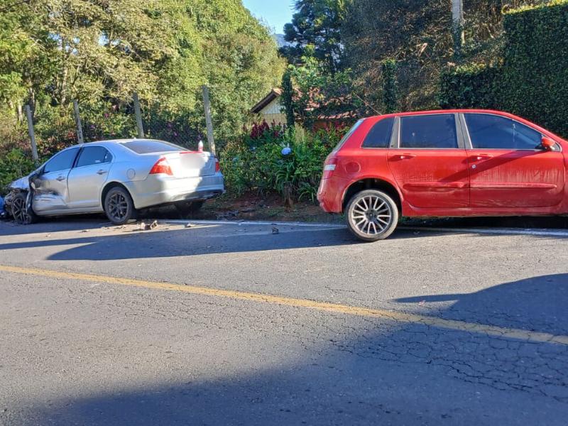 Colisão entre dois veículos deixa duas vítimas feridas na Estrada do Bugre 
