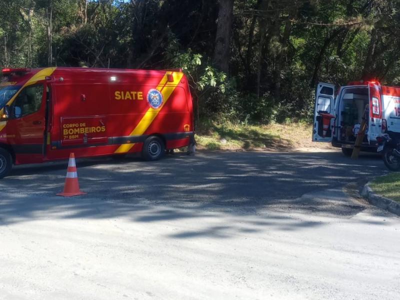 Motociclista sofre queda ao derrapar em via em obras no bairro São Vicente